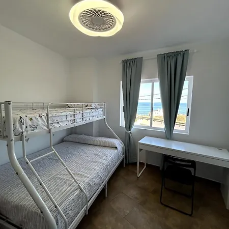 Surfers, &natural Pools, 10min North Airport Apartment *