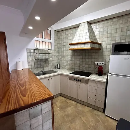 Surfers, &natural Pools, 10min North Airport Apartment